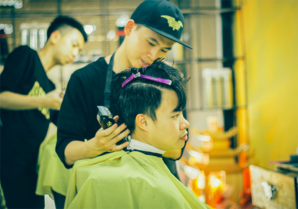 Tiệm cắt tóc miễn phí cho người nghèo tại Hà Nội  Báo Công an Nhân dân  điện tử